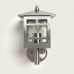 Applique murale en inox brossé, lanterne carrée avec verre transparent et ampoule visible, fixation murale ronde