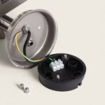 Applique murale en métal inox brossé, support de fixation ouvert montrant câblage et bornier de connexion