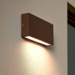 Applique murale rectangulaire rouille, éclairage dirigé vers le bas