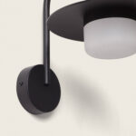 Applique murale noire en métal mat, bras incurvé et diffuseur opalin rond