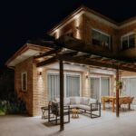 Applique murale extérieure gris foncé en métal, éclairage LED orienté haut et bas pour terrasse