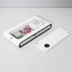 Applique murale extérieure rectangulaire blanche démontée, corps LED double face avec câblage et platine de fixation visibles