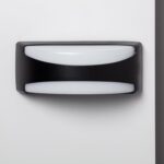 Applique murale extérieure rectangulaire noire avec deux diffuseurs blancs