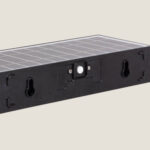 Applique murale solaire noire rectangulaire à fixer, panneau solaire et détecteur de mouvement visible