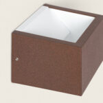 Applique murale rectangulaire en aluminium rouille, finition texturée, ouverture supérieure intérieure blanche