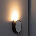 Applique murale LED ronde noire en métal avec diffuseur blanc, éclairage dirigé vers le haut