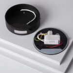 Applique murale ronde noire, boîtier ouvert avec driver LED et câbles visibles
