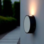 Applique murale ronde grise en aluminium, face blanche, éclairage LED orienté vers le haut