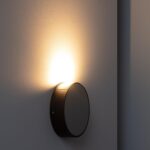 Applique murale LED ronde aluminium grise, éclairage orienté vers le haut