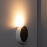 Applique murale ronde blanche avec intérieur noir, fixation murale, éclairage dirigé vers le haut