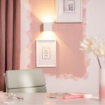 Applique murale blanche en aluminium à éclairage double face haut et bas, forme rectangulaire.