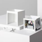 Applique murale blanche carrée en aluminium à double face, boîtier ouvert avec câblage et transformateur visibles