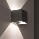 Applique murale grise en aluminium cube à éclairage double face orienté haut et bas