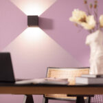 Applique murale noire carrée à éclairage double face, faisceaux lumineux vers le haut et le bas