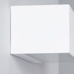 Applique murale carrée blanche en aluminium avec ouverture inférieure pour éclairage
