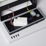 Applique murale extérieure rectangulaire noire en aluminium, boîtier ouvert montrant driver LED et câblage pour installation murale