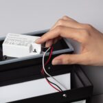 Applique murale extérieure noire rectangulaire en aluminium, face ouverte montrant transformateur LED et câbles