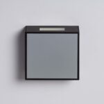 Applique murale carrée grise en aluminium avec cadre noir et fente LED supérieure