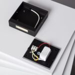 Applique murale extérieure carrée gris foncé en aluminium, plaque arrière ouverte avec driver LED et câblage apparent