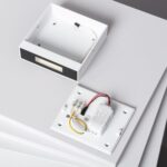 Applique murale LED extérieure noire en aluminium carrée, coque ouverte montrant câblage et bloc d'alimentation