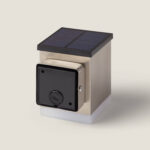 Applique murale solaire en aluminium brossé, face noire carrée et panneau solaire supérieur