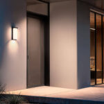 Applique murale extérieure en aluminium noir rectangulaire avec diffuseur blanc, montage mural à côté d'une porte