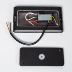 Applique murale extérieure noire rectangulaire en aluminium, boîtier et câblage interne visibles