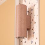 Applique murale cylindrique en ciment rouge texturé, fixation murale verticale