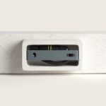 Applique murale en ciment blanc cassé à encastrement rectangulaire avec support de fixation et niveau à bulle