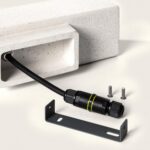 Applique murale extérieure en ciment gris rectangulaire avec connecteur électrique et support de fixation noir