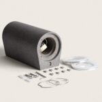 Applique murale extérieure en ciment gris, forme demi-cylindre, module LED visible et accessoires de montage