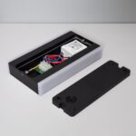 Applique murale rectangulaire noire et argentée ouverte montrant transformateur et câblage