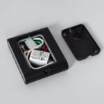 Applique murale noire carrée démontée, câblage et driver visibles