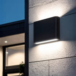 Applique murale extérieure carrée noire à éclairage montant et descendant