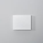 Applique murale carrée blanche à fixation apparente, surface plate et minimaliste