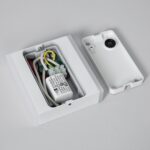 Applique murale blanche rectangulaire ouverte montrant le driver LED et le câblage interne