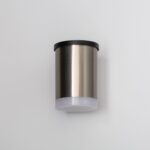 Applique murale extérieure cylindrique en aluminium brossé argent, dessus noir et diffuseur blanc inférieur