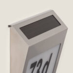 Applique murale solaire rectangulaire inox brossé, panneau solaire supérieur et plaque numérotée dépoli