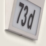 Applique murale solaire rectangulaire argentée avec diffuseur opalin et chiffres noirs 73d