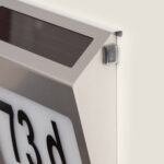 Applique murale LED solaire en inox brossé, toit solaire incliné et plaque éclairée pour numéro de maison