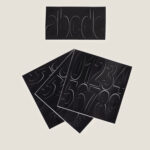 Autocollants chiffres et lettres noirs sur plusieurs planches adhésives, finition mate pour numérotation murale