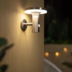 Applique murale solaire inox brossé, corps cylindrique avec anneau LED supérieur et détecteur de présence PIR