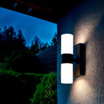 Applique murale cylindrique double diffuseur blanc opalin, corps noir, fixation murale rectangulaire, éclairage bidirectionnel extérieur