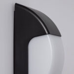 Applique murale noire à diffuseur blanc incurvé, forme verticale pour fixation murale