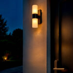 Applique murale extérieure cylindrique noire, double diffuseur opale, fixation murale verticale près de la porte