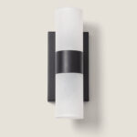Applique murale cylindrique avec diffuseur opalin et bague aluminium noir mat sur plaque rectangulaire