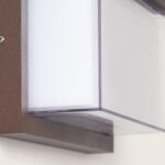 Applique murale rectangulaire blanche avec diffuseur opalin et support métallique finition rouille