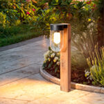 Balise sur pied en bois avec globe cylindrique en verre et chapeau noir, ampoule visible