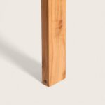 Balise sur pied en bois clair section carrée avec vis apparente et finition naturelle