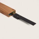 Pied de balise métallique noir à platine rectangulaire emboîté dans fût finition bois